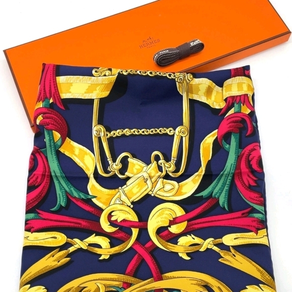 Authentic Hermes Carré 90 LE MORS A LA CONETABLE Navy Silk Scarf W/Box - Picture 2 of 16